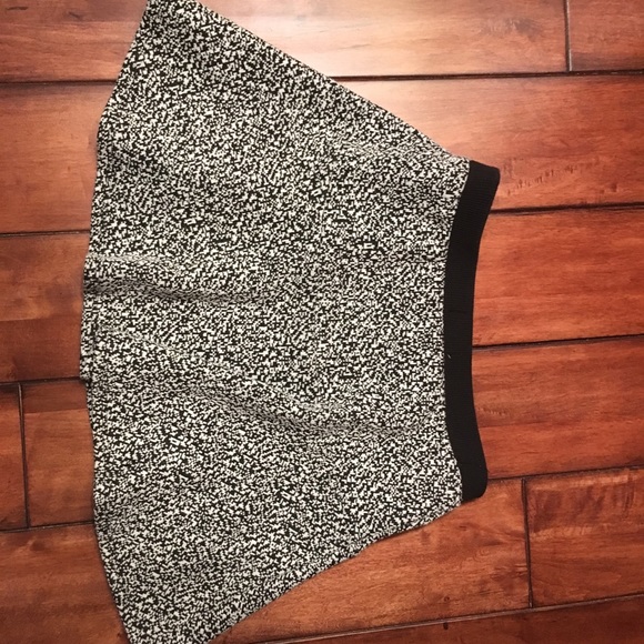 Black and white girls skirt - Picture 4 of 4